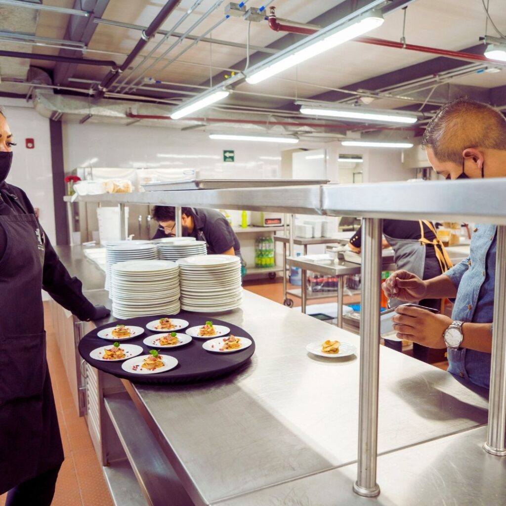 ציוד למטבח המוסדי והשפעתו על יעילות העבודה במטבח